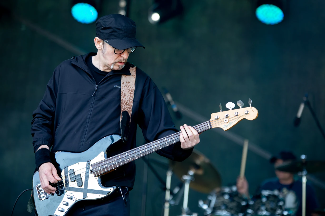 Przez pierwszy rok zespół zajmował się graniem coverów takich zespół, jak Black Sabbath, Deep Purple czy Led Zeppelin. Później przyjęli nazwę KSU (od tablic rejestracyjnych wydawanych w Ustrzykach Dolnych) i zaczęli grać punk rocka.