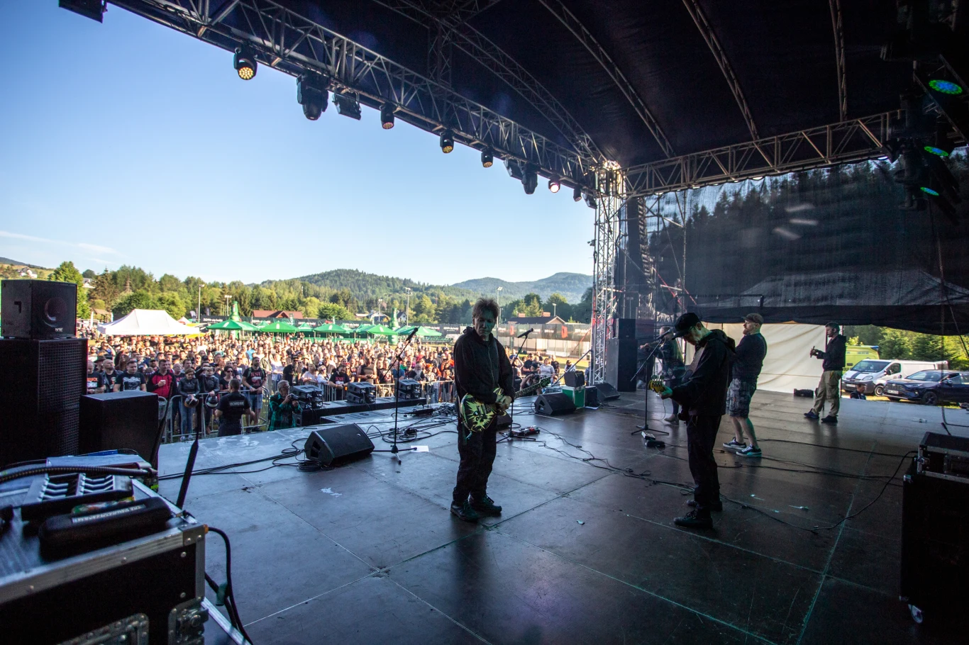 Ze sceny zabrzmiały takie utwory, jak "Rozbity dzban", "Pod prąd" czy "Jabol punk".