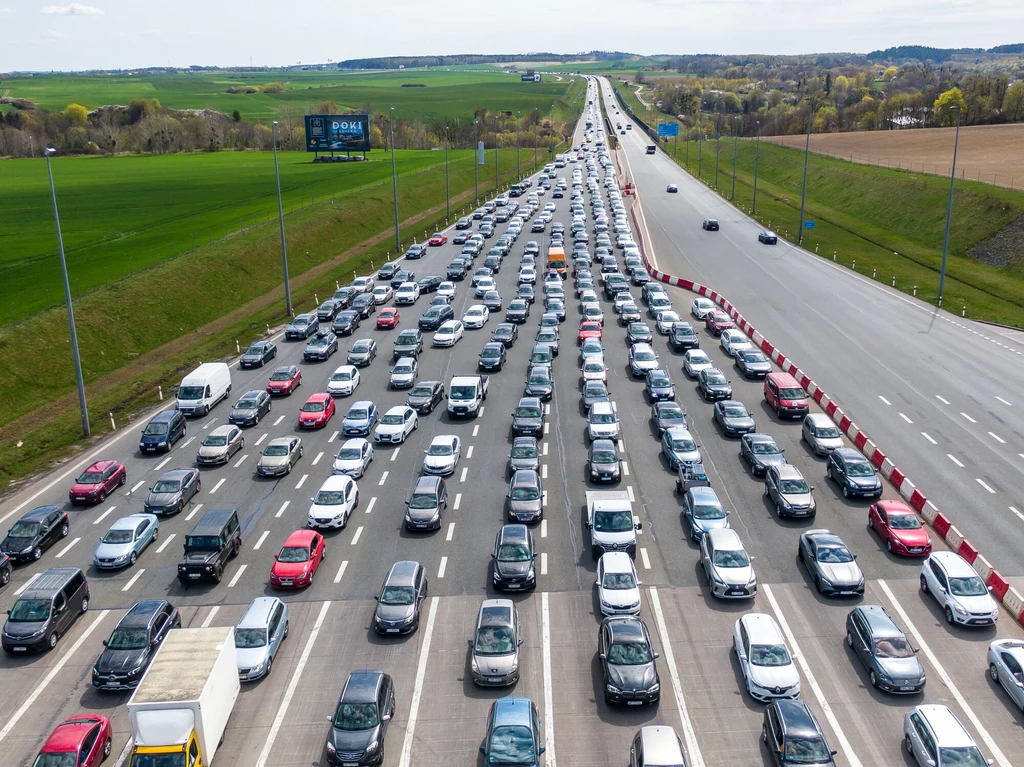 Nie za bardzo wiadomo, po co trzeci pas na krótkim, 35-km odcinku, skoro wąskim gardłem na A1 są bramki wjazdowe na Amber One kilkadziesiąt km dalej