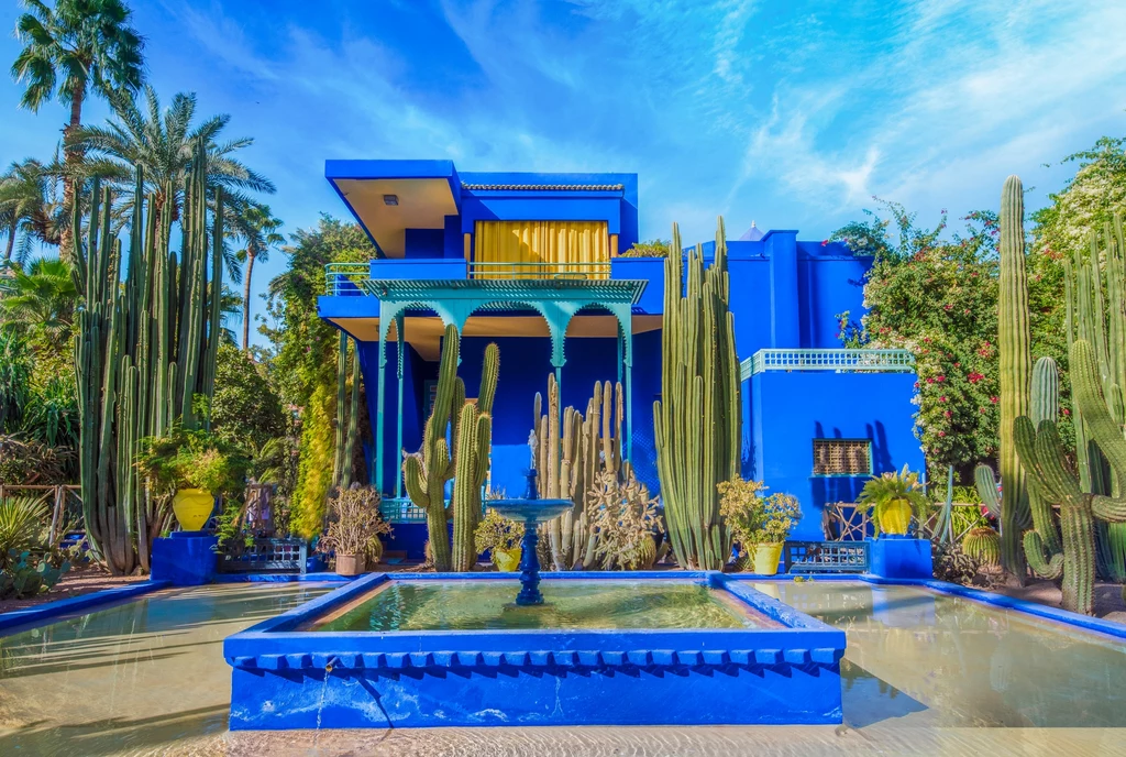 Intensywny odcień błękitu majorelle bleu można spotkać w Maroku w wielu miejsach. Na zdjęciu Jardin Majorelle