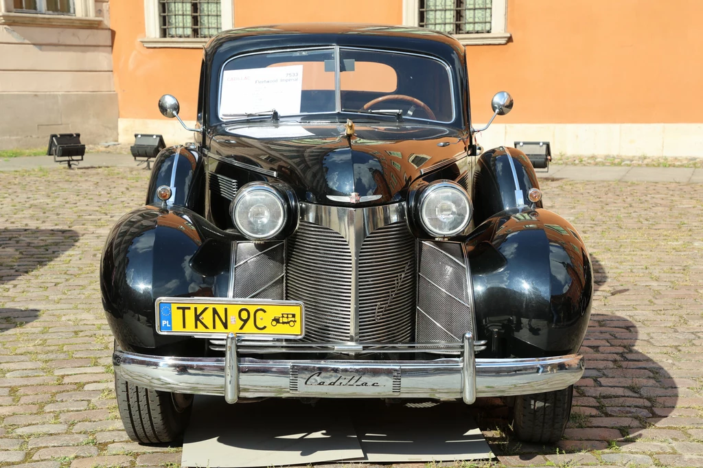 Cadillac Series 75 Fleetwood V8 Limousine z 1939 roku. Samochód zabytkowy ma żółte tablice i przywileje.