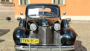 Cadillac Series 75 Fleetwood V8 Limousine z 1939 roku. Samochód zabytkowy ma żółte tablice i przywileje.