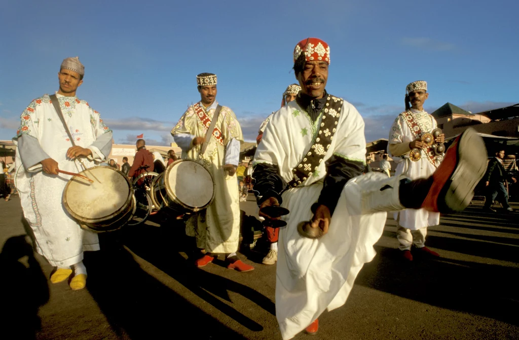 Muzycy gnaoua wykonujący tradycyjne tańce i muzykę na placu Jemaa el-fnaa W Marakeszu 