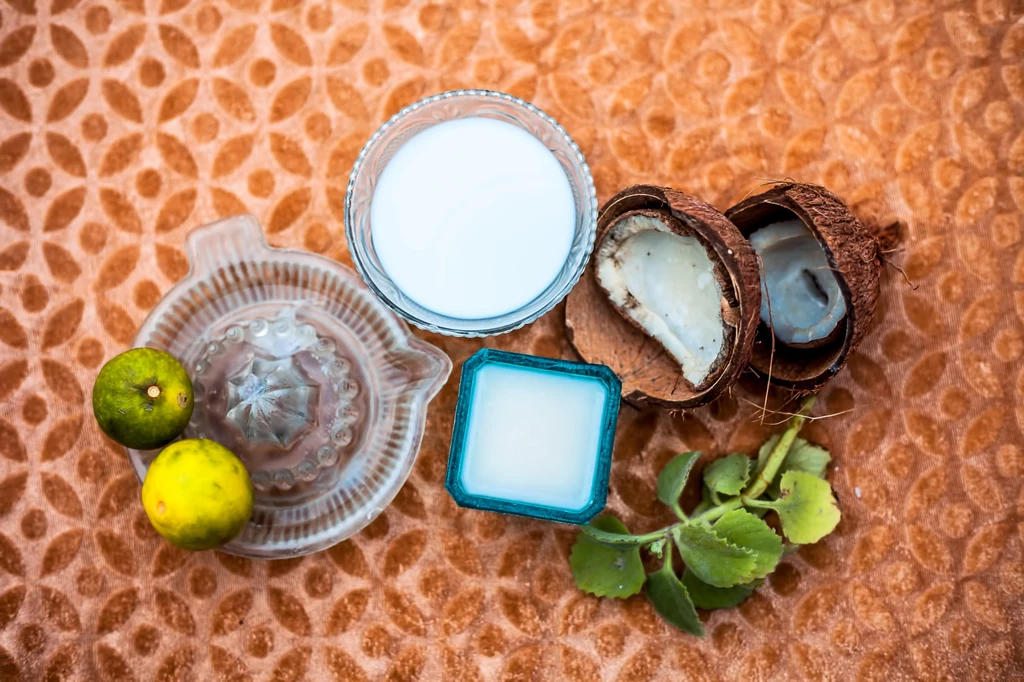 Połączenie oleju kokosowego z sokiem z cytryny pomaga w walce z siwymi włosami