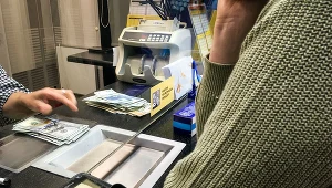 Złoty pozostaje stabilny w odniesieniu do euro, dolara i franka szwajcarskiego 