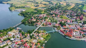 Kwatera zamiast hotelu, Mazury zamiast Sopotu. Są sposoby na tańsze wakacje w kraju