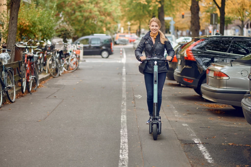 Elektryczna hulajnoga to środek transportu, który coraz częściej towarzyszy nam na co dzień 