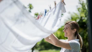 Jak suszyć prześcieradło z gumką? Bez problemu rozwiesisz je na suszarce