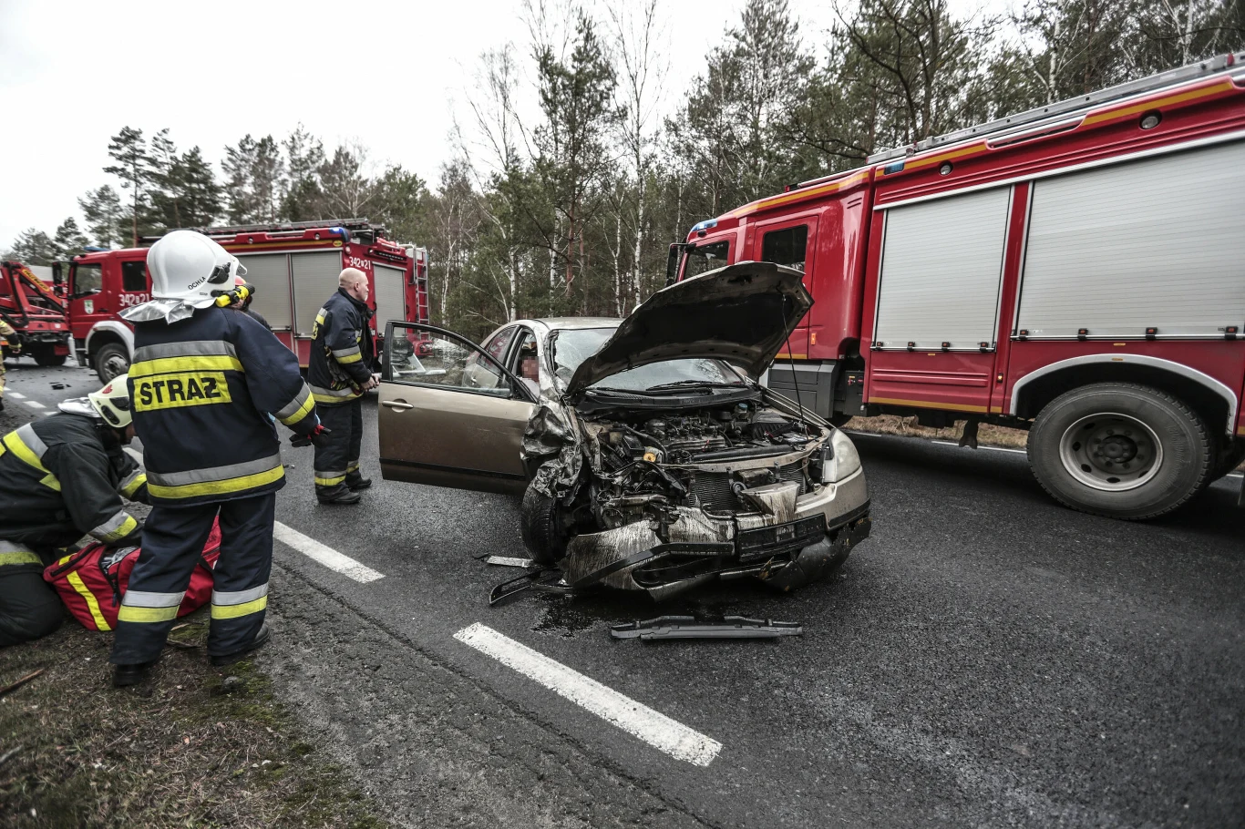 Policjanci i strażacy mają w okresie letnim znacznie więcej pracy.