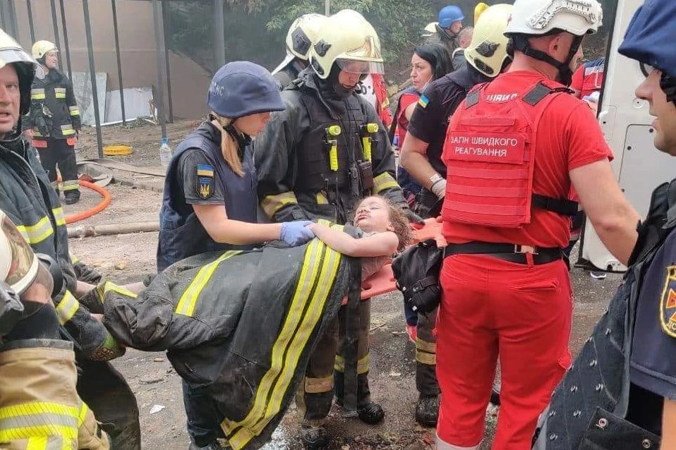 Zdjęcie ocalałej 7-letniej dziewczynki obiegło cały świat