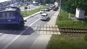 Mężczyzna utknął między rogatkami i wjechał pod szlaban
