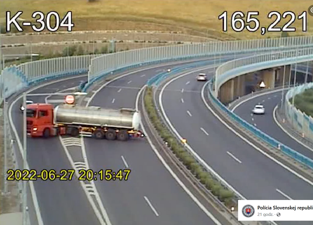 Na nagraniu widać, jak kierowca zawraca Na nagraniu widać, jak kierowca zawraca