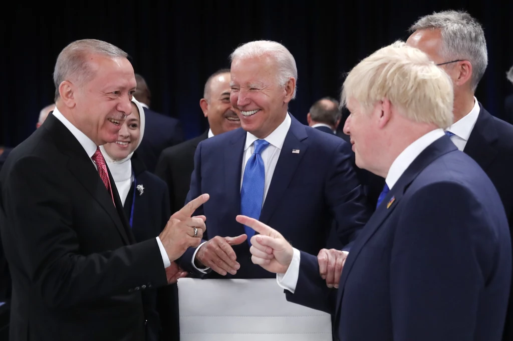 Kulisy szczytu w Madrycie. Recep Tayyip Erdogan żartuje z Borisem Johnsonem Kulisy szczytu w Madrycie. Recep Tayyip Erdogan żartuje z Borisem Johnsonem