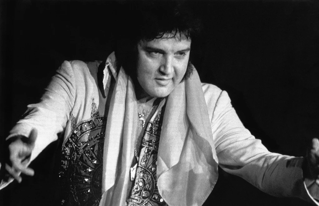 Elvis Presley zmarł w swojej łazience. Oficjalną przyczyną śmierci było przedawkowanie leków i narkotyków.