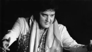 Elvis Presley zmarł w swojej łazience. Oficjalną przyczyną śmierci było przedawkowanie leków i narkotyków.