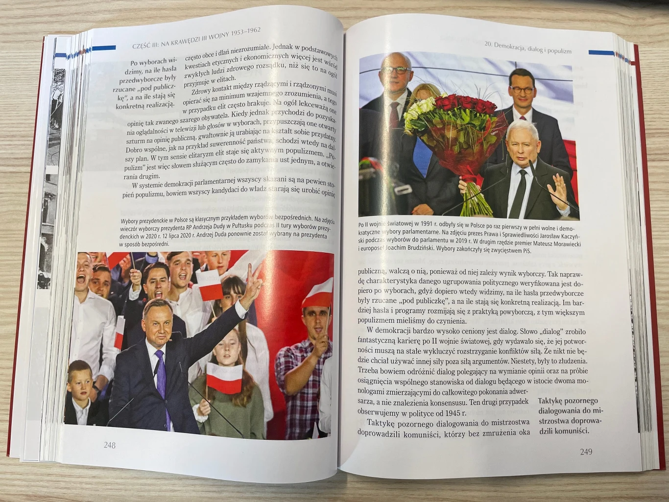 Podręcznik do "Historii i teraźniejszości". Podrozdział traktujący o "demokracji, dialogu i populizmie"