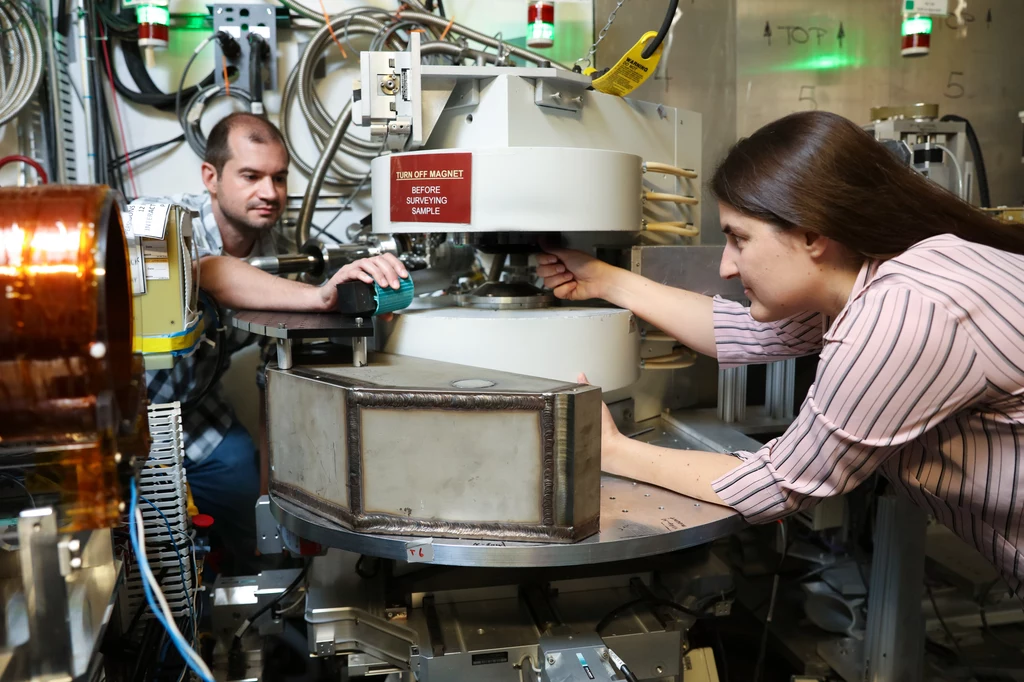 Badacze Oak Ridge National Laboratory poszukiwali lustrzanych neutronów. Ich znalezienie oznaczałoby, że istnieje cały "zwierciadlany Wszechświat"