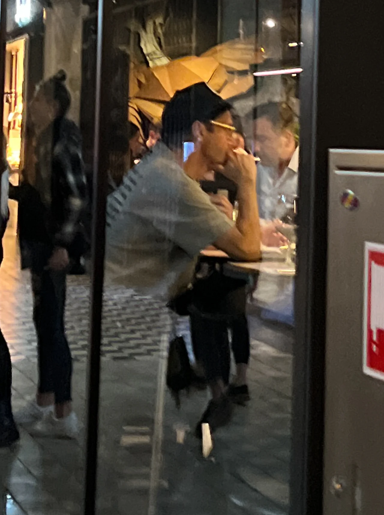 Kuba Wojewódzki wraz z ukochaną i znajomą wybrał się do jednej ze stołecznych restauracji