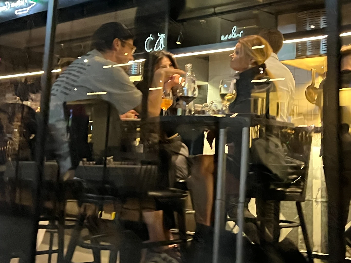 Kuba Wojewódzki, Anna Markowska i ich znajoma umilili sobie wieczór rozmaitymi drinkami Kuba Wojewódzki, Anna Markowska i ich znajoma umilili sobie wieczór rozmaitymi drinkami