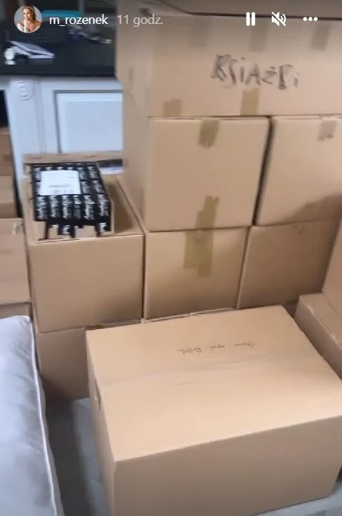 Małgorzata Rozenek-Majdan jest w trakcie rozpakowywania kartonów Małgorzata Rozenek-Majdan jest w trakcie rozpakowywania kartonów