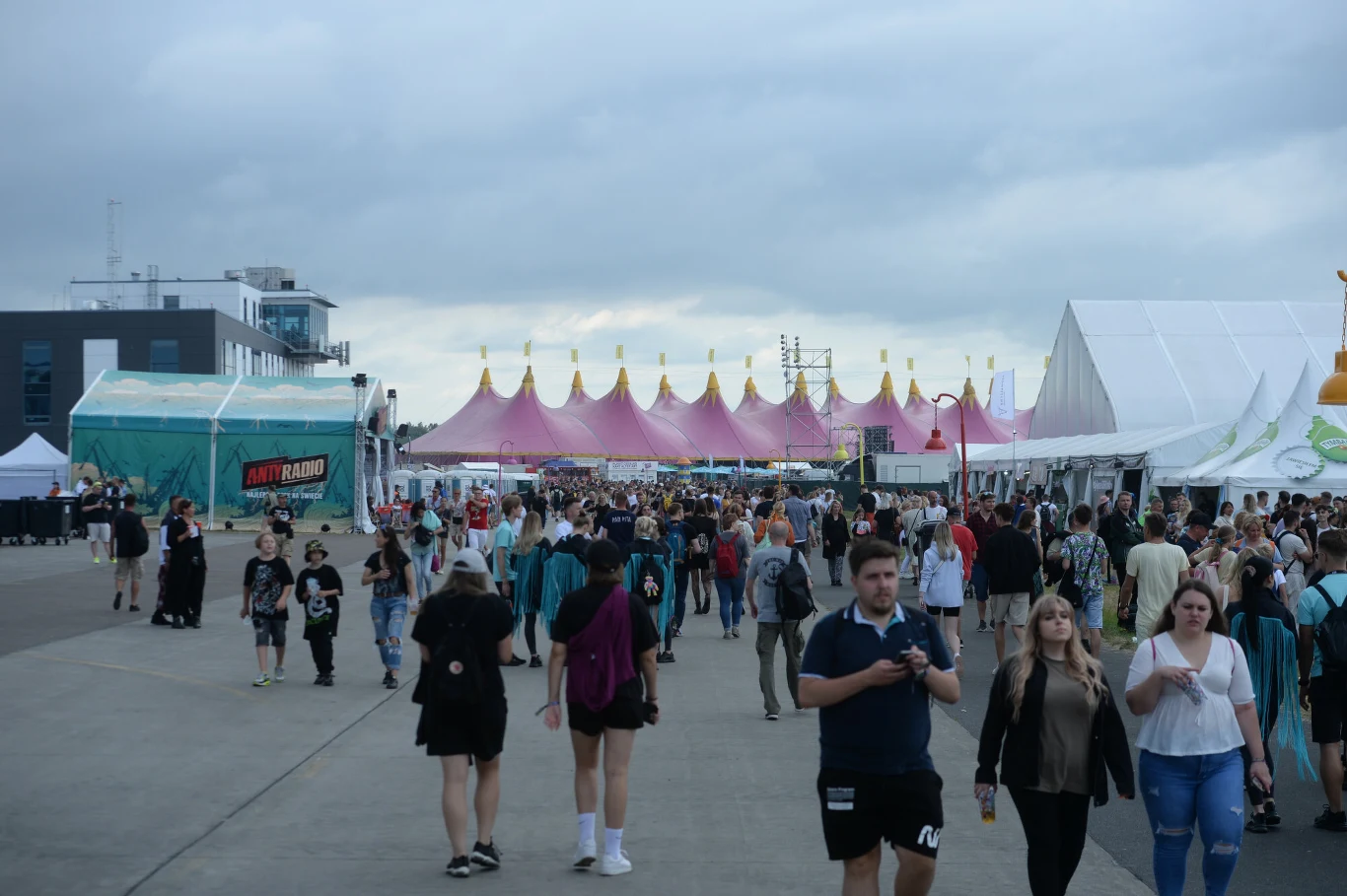 Ceny biletów na tegoroczny festiwal wahały się od 349 (bilet jednodniowy) do nawet 739 złotych (karnet czterodniowy) Ceny biletów na tegoroczny festiwal wahały się od 349 (bilet jednodniowy) do nawet 739 złotych (karnet czterodniowy)