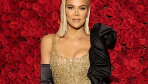 Khloé Kardashian w obcisłym stroju. Dokładnie podkreślił jej kształty