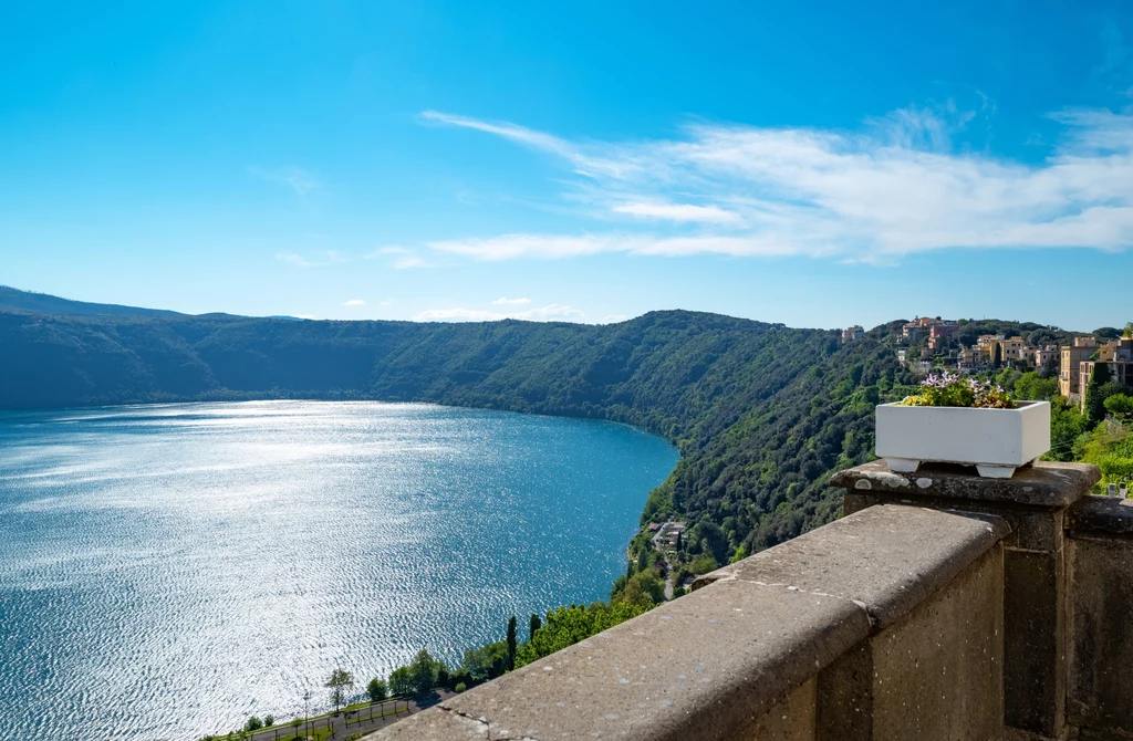 Castel Gandolfo to też urzekający widok na jezioro Albano