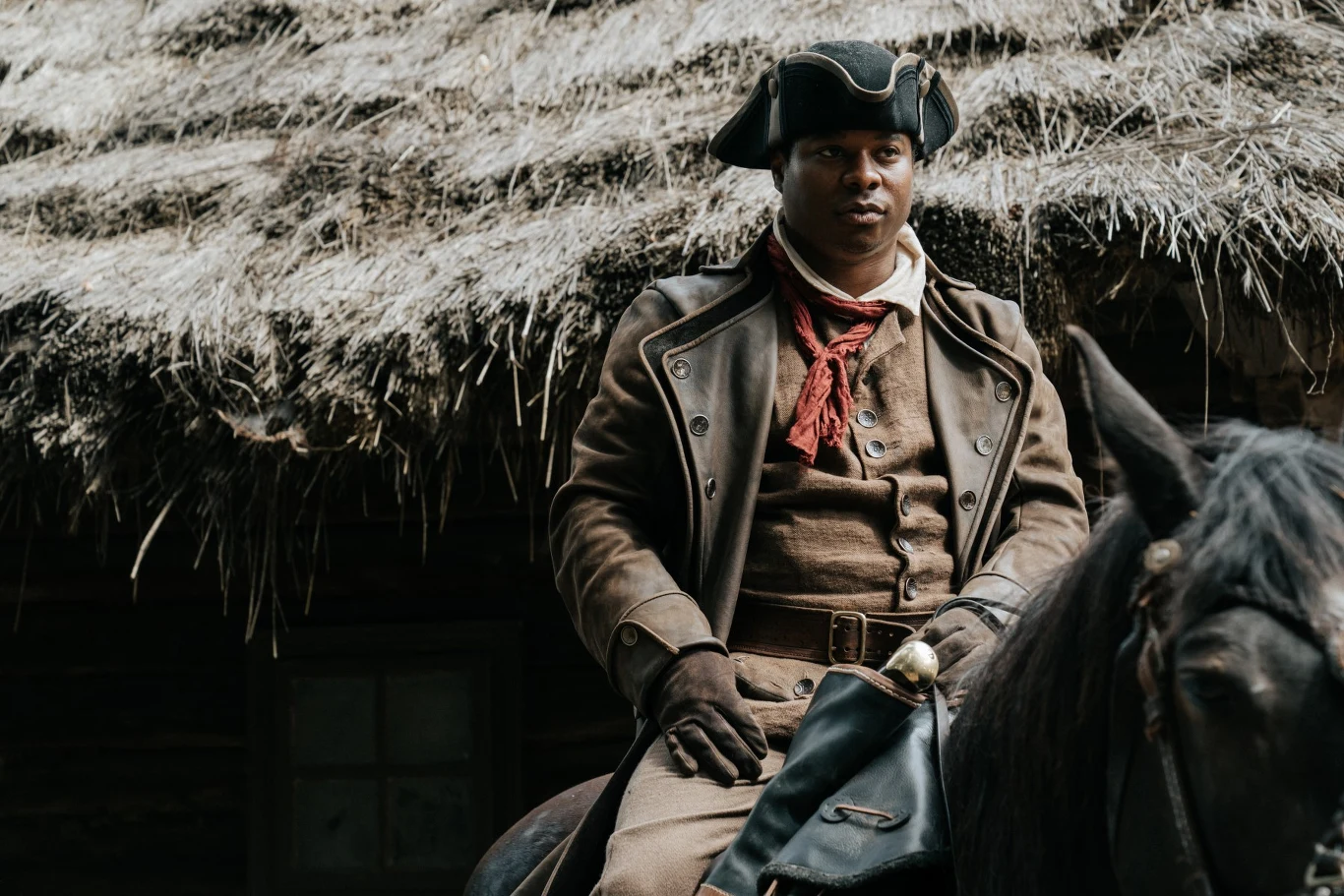 "Interesują nas dobre historie. Kiedy pierwszy raz przeczytałem scenariusz "Kosa" wraz z Anetą Hickinbotham, to ujęło nas jak świetnie jest to skonstruowana opowieść. Po hollywoodzku, z wyrazistymi bohaterami, ze stawką, konfliktem, dylematami moralnymi. Film balansuje między kinem historycznym, a opowieścią o ludziach, o marzeniach. "Kos" to dynamiczne kino akcji, z wieloma zaskakującymi zwrotami w fabule. Dodatkowo cieszy nas to, że powstaje on w oparciu o debiutancki scenariusz i jest reżyserowany przez młodego twórcę. Takiego kina historycznego w Polsce jeszcze nie było" - mówi producent filmu Leszek Bodzak.