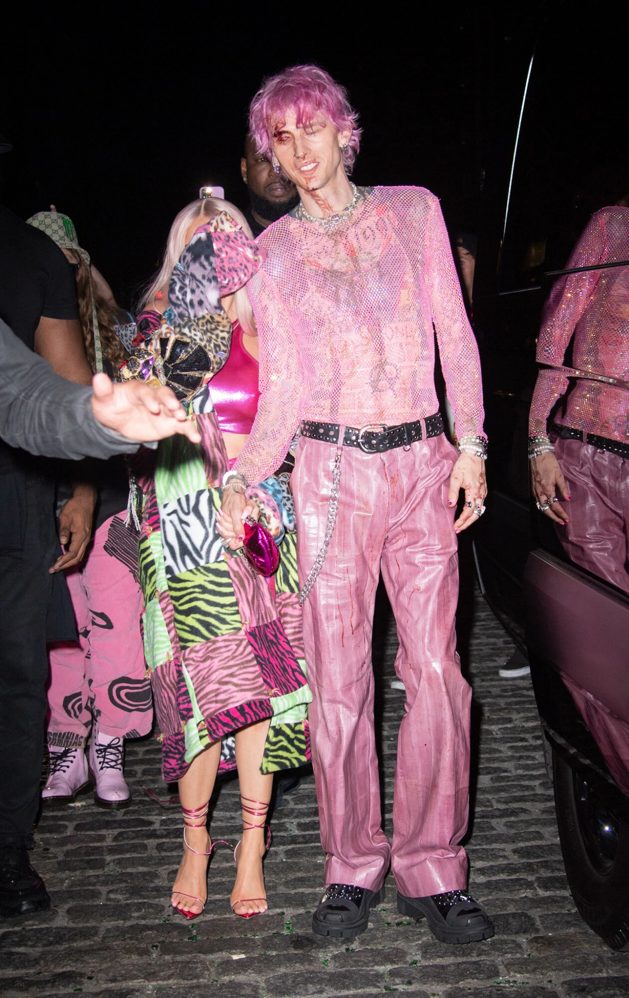 Machine Gun Kelly z zakrwawioną twarzą