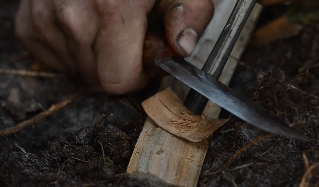 Jednym z podstawowych elementów bushcraftingu jest rozpalanie ognia krzesiwem