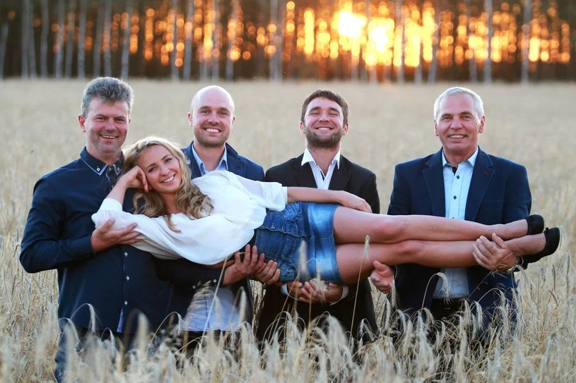 "Rolnik szuka żony" (drugi z lewej to Łukasz) "Rolnik szuka żony" (drugi z lewej to Łukasz)