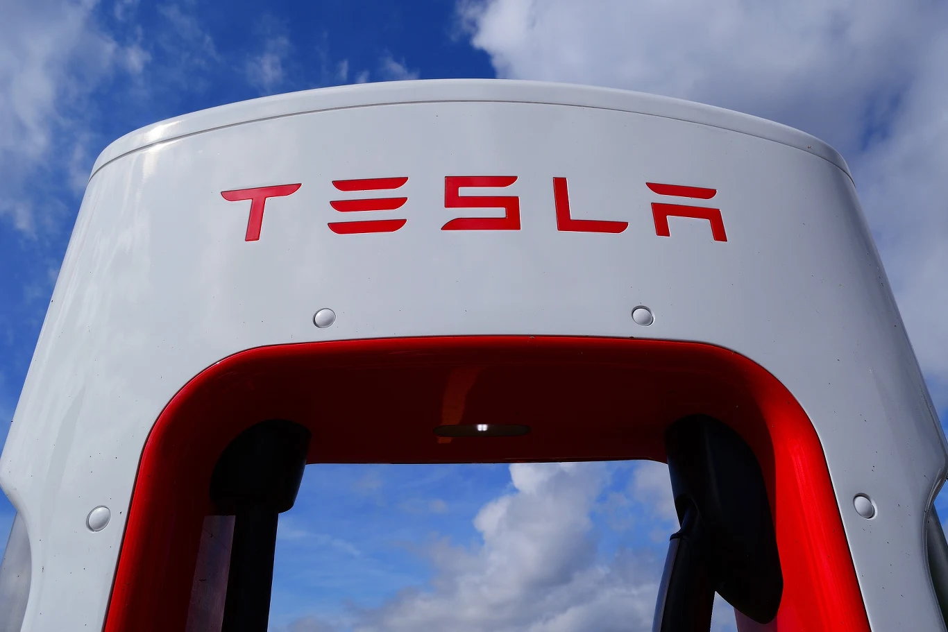 Tesla szpieguje swoich pracowników? Monitoring obecności w pracy Tesla szpieguje swoich pracowników? Monitoring obecności w pracy