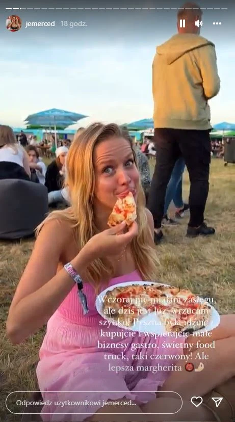 Jessica Mercedes je pizzę na festiwalu
