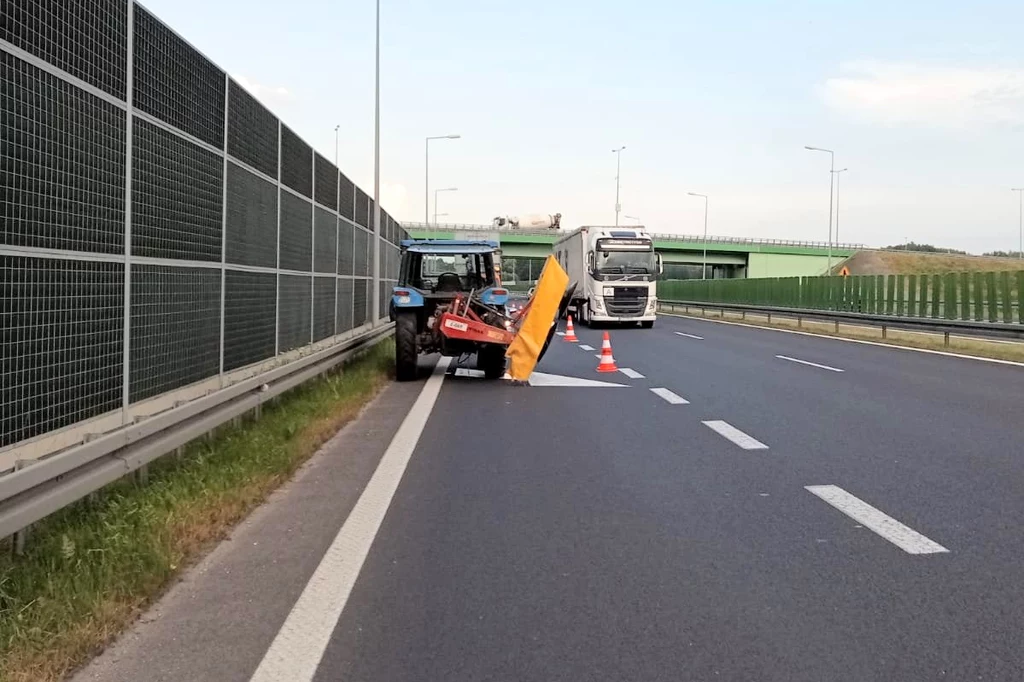 Traktorzysta został zatrzymany tuż przed zjazdem z autostrady