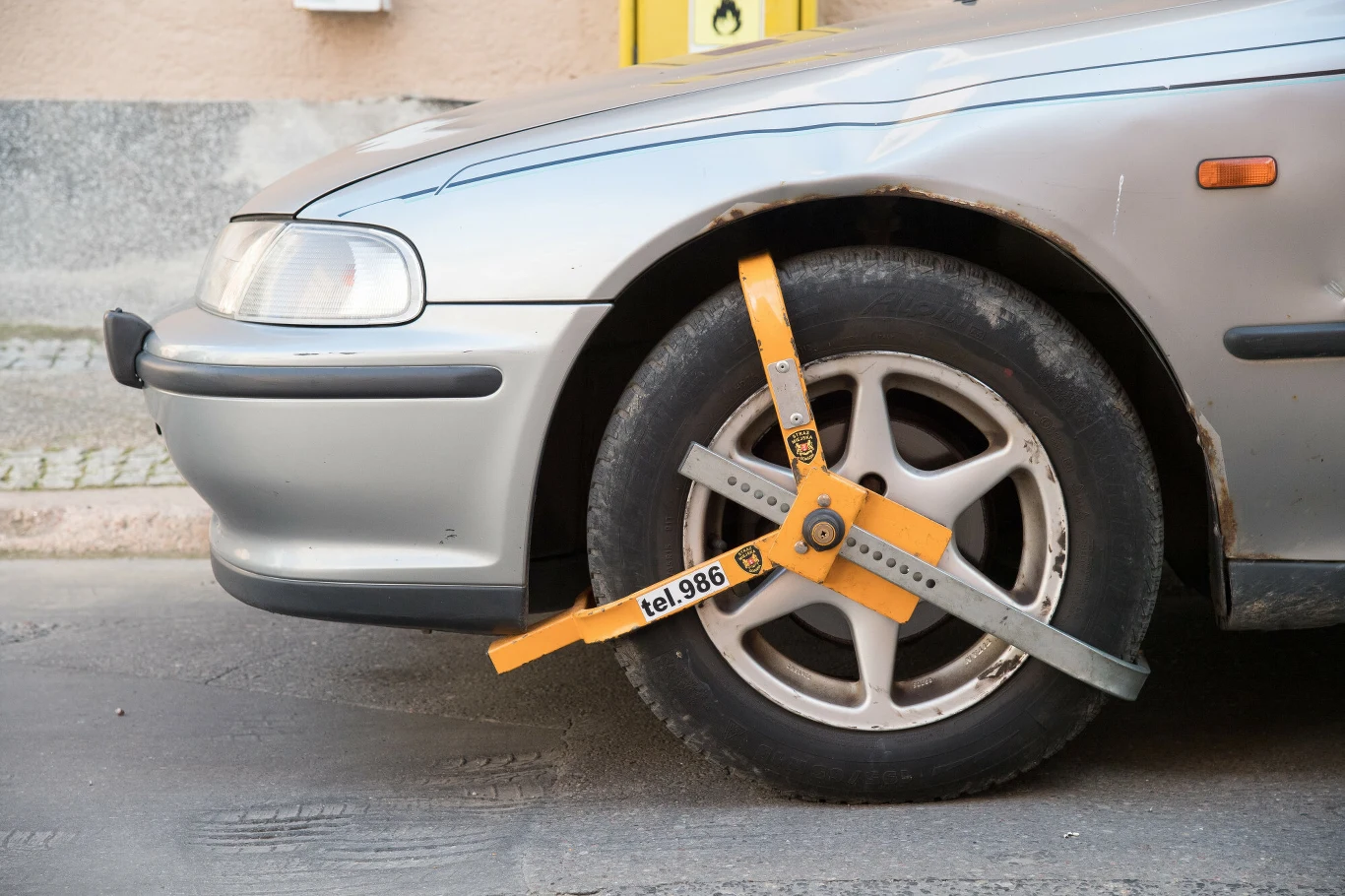 Kto i na jakich zasadach może nałożyć blokadę na koło? I co zrobić, gdy spotka nas to nieszczęście? Kto i na jakich zasadach może nałożyć blokadę na koło? I co zrobić, gdy spotka nas to nieszczęście?
