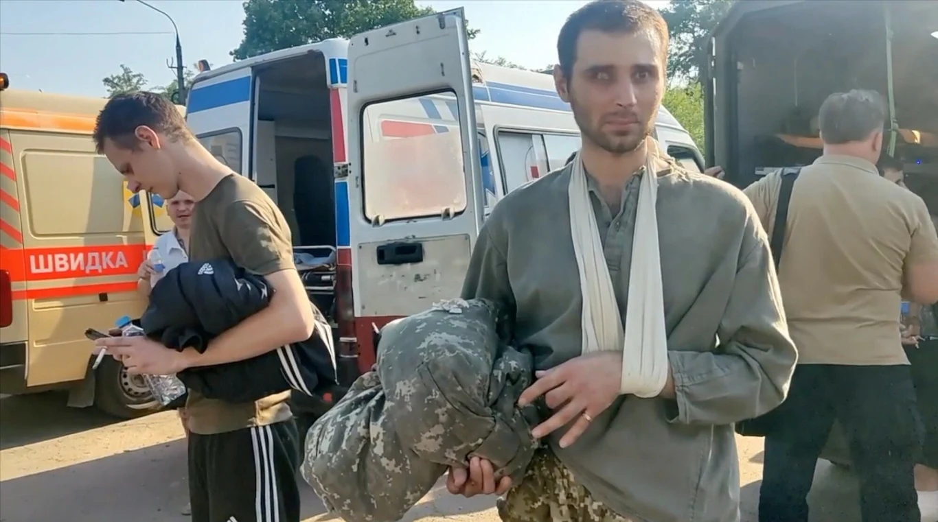 Jeden z ukraińskich żołnierzy, który wrócił do kraju po wymianie jeńców wojennych z Rosją Jeden z ukraińskich żołnierzy, który wrócił do kraju po wymianie jeńców wojennych z Rosją