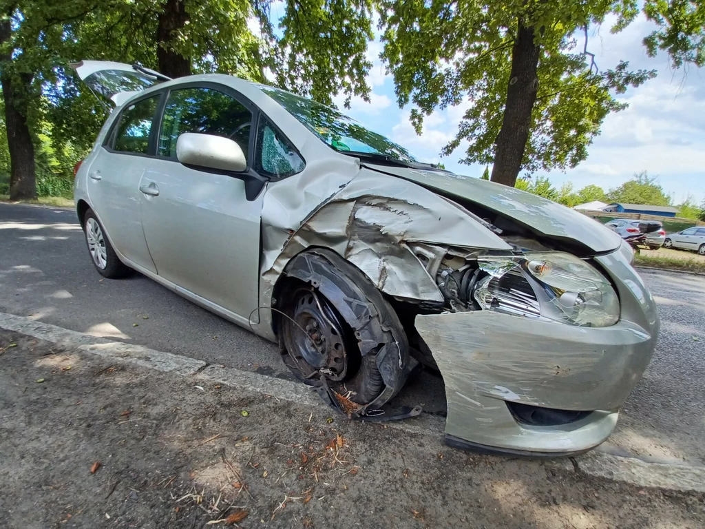 Nawet niewielka stłuczka na wakacjach to duży stres i kłopot. Jak postępować, by zminimalizować szkody?