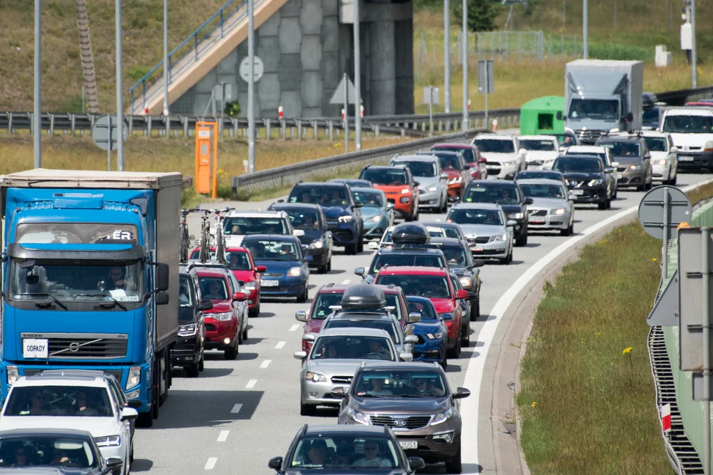 Premier nie zamierza wprowadzać podatków od aut spalinowych, ale w myśl tego, co zapisano w KPO - musi to zrobić, by dostać pieniądze, z których nie zamierza rezygnować