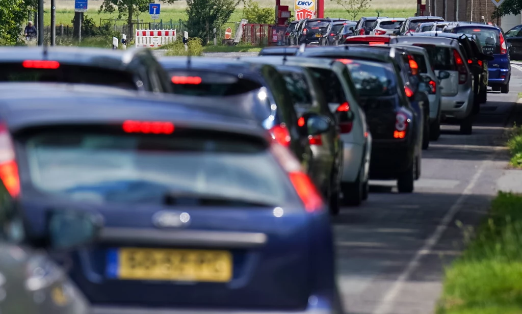 Rząd Holandii od lat ponosi fiasko w walce z prywatnymi samochodami. Mimo kolejnych podatków i koszmarnie wysokich cen paliw, liczba aut i ruch na holenderskich drogach rośnie