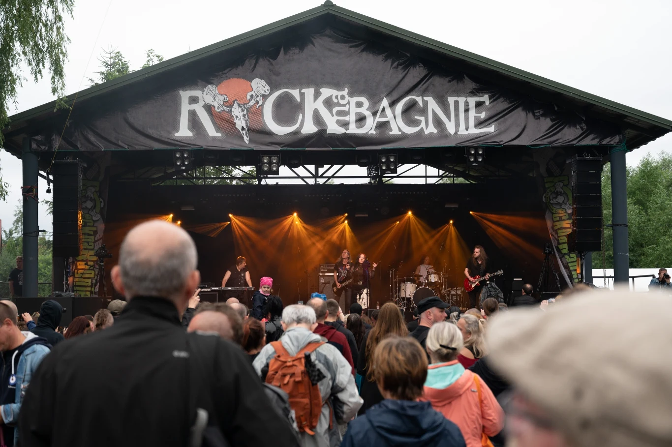 Publiczność ogląda Closterkeller podczas Rocka na Bagnie 2022