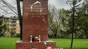 Pomnik Lecha Kaczyńskiego w Siedlcach został oblany farbą; Rok wcześniej doszło do podobnego zdarzenia (na zdjęciu) 