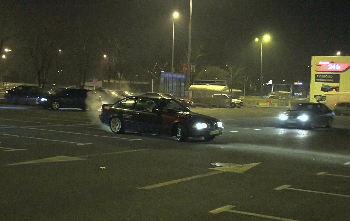 Parking pod supermarketem nie służy do driftingu.