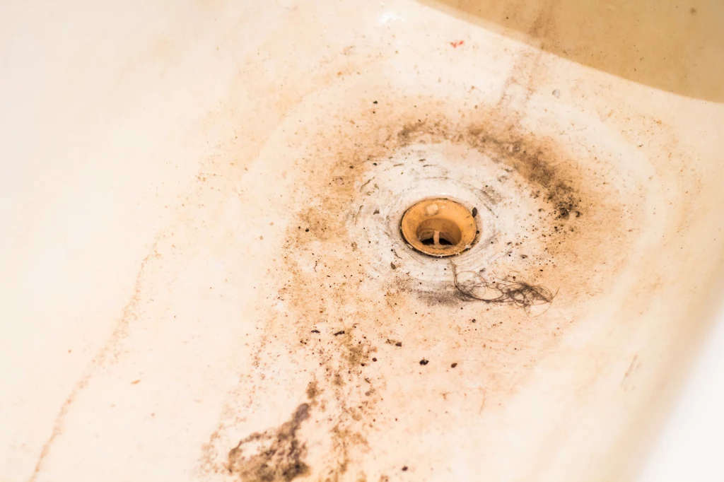 Brudny i zapchany odpływ w wannie uniemożliwia swobodne korzystanie z tego łazienkowego sprzętu