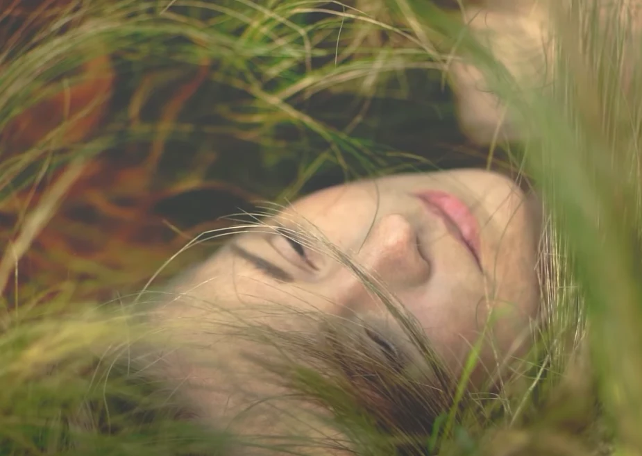 Basia Kurdej Szatan goła w trawie Basia Kurdej Szatan goła w trawie