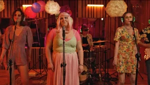 Kadr z live session "Kożuch (z mleka)"