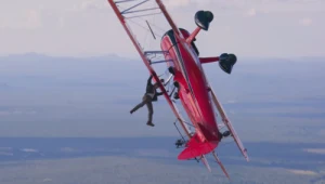Tom Cruise w scenie z filmu "Mission: Impossible - Dead Reckoning Part One" 