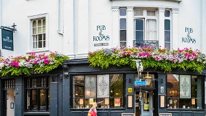 Jeden z typowych brytyjskich pubów w Winchester w Hampshire z charakterystyczną ciemiężą zabudową ścian lokalu