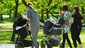 Młode mamy często popełniają błąd przegrzewania dzieci. Bywa, że robią to za radą babć