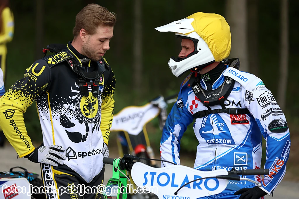 Jonas Seifert-Salk (po lewej) w rozmowie z Kevinem Woelbertem