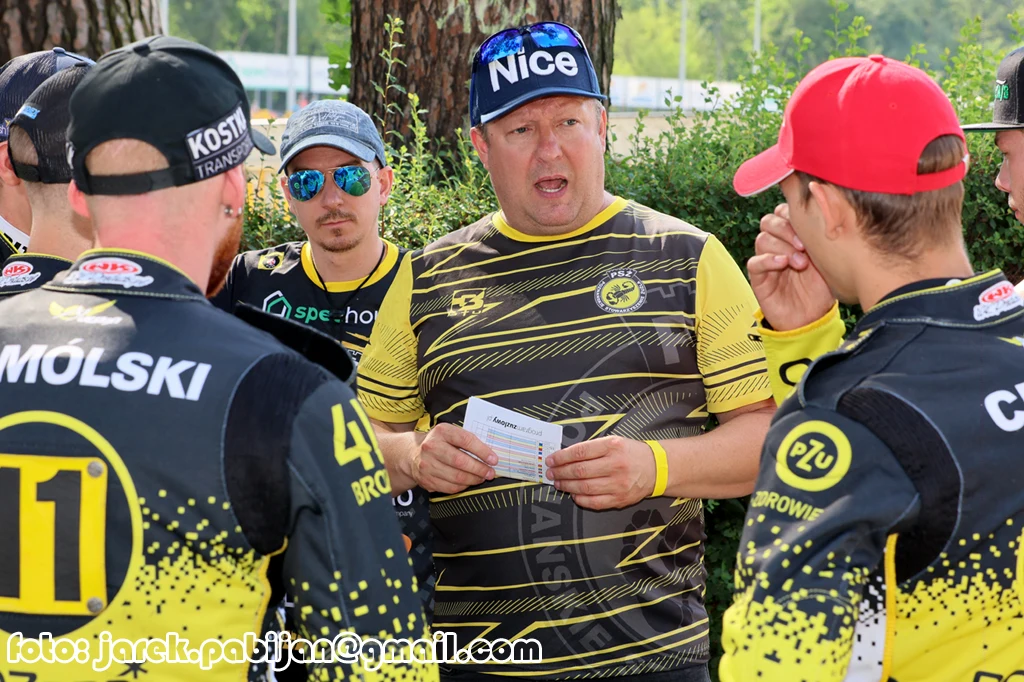 Tomasz Bajerski z zawodnikami PSŻ-u Poznań